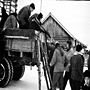 Участники группы И. Дятлова помогают грузиться группе Ю. Блинова. Пос. Вижай, 25 января 1959 г.